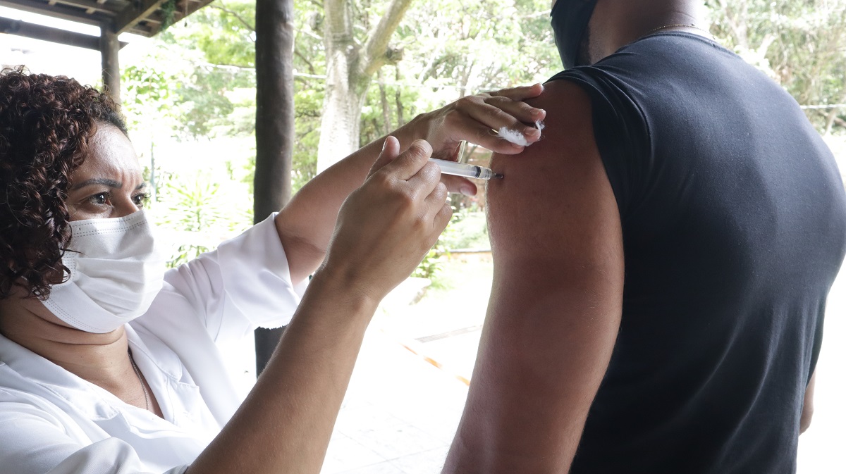 Maiores de 40 anos serão vacinados com 4ª dose contra Covid-19 a partir de segunda-feira